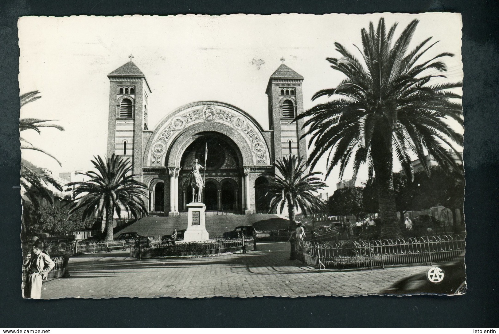 CPSM - ORAN - LA CATHEDRALE ET LA STATUE JEANNE D'ARC - Oran