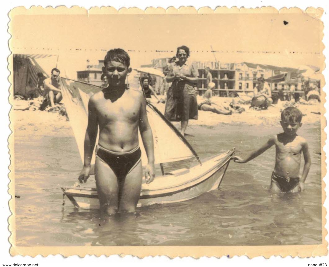 HERAULT VALRAS PLAGE VERITABLE PHOTO DENTELEE : ENFANTS MAMAN BATEAU VOILIER Le 26 Juillet 1953 - Lieux