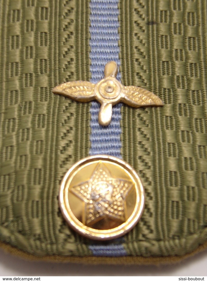 Insigne Militaire Soviétique/Russe - Premier Lieutenant De L'Aviation (Fourreaux D'épaulettes)- Military Badges P.V. - Uniformes