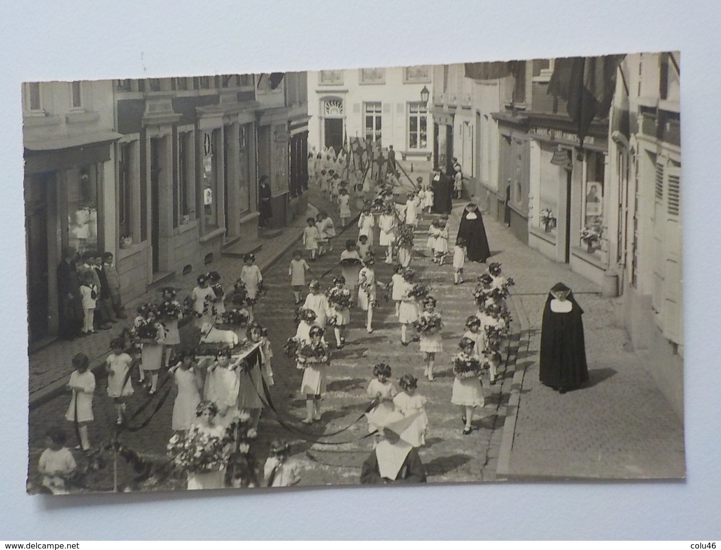 Début 1900 CP Photo Soignies Procession Avec Filles Et Soeurs Commerce Rorive Plombier Zingueur - Soignies