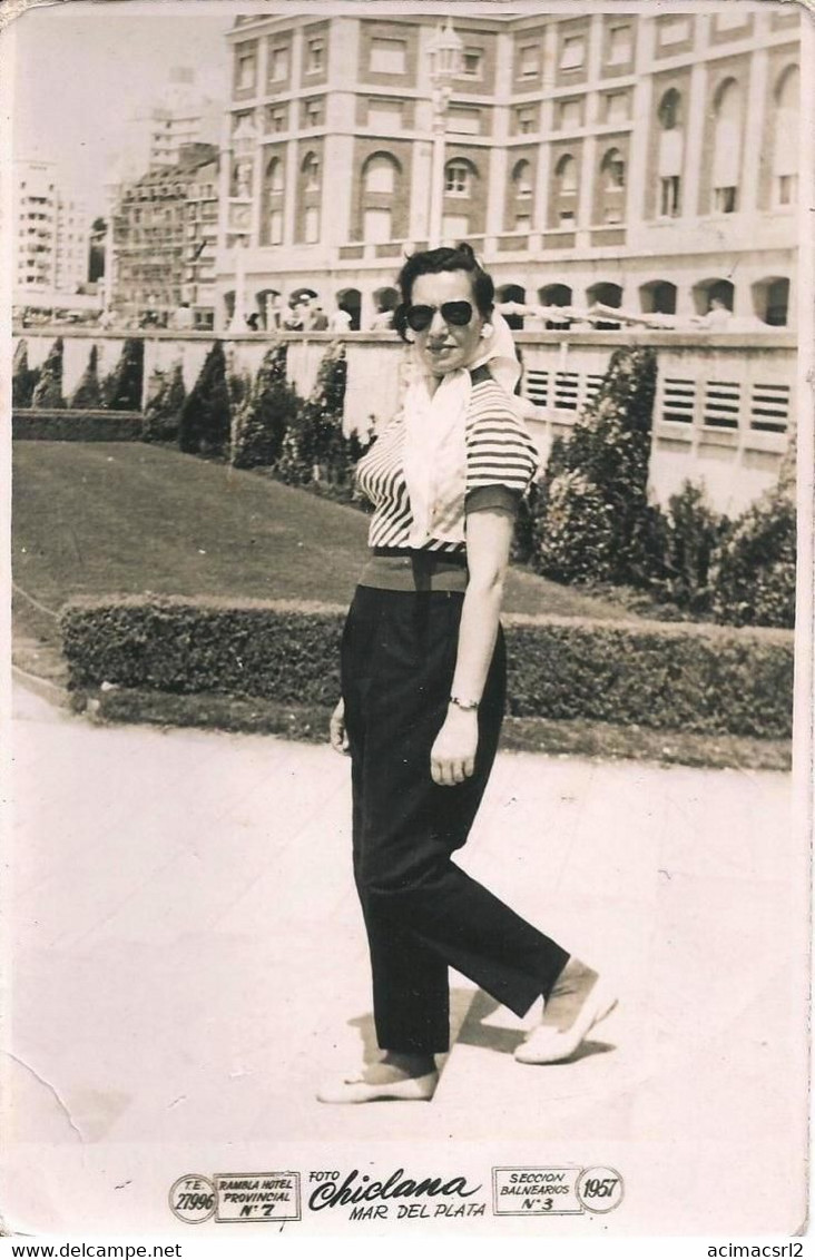 X778 - PIN UP FASHION WOMEN FEMMES With Sunglasses Elegant Stylish Walking By The Beach - Original Photo 15x10cm 1957 - Pin-Ups