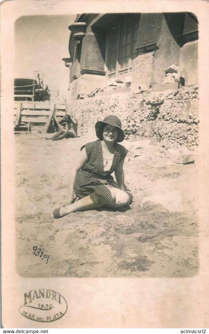X783 - FASHION WOMEN FEMMES With Hat Chapeau Elegant Sat By The Beach - Original Vtg Photo Postcard 1930 - Pin-Ups