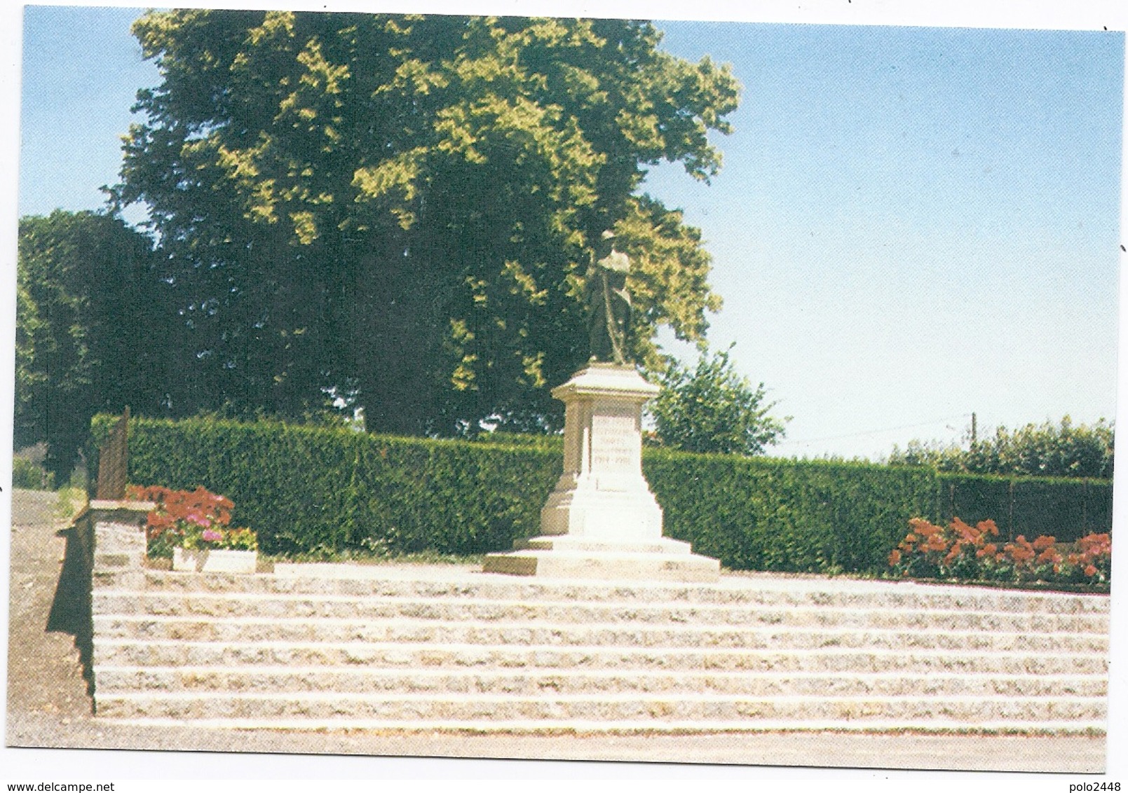 CPM - Saint Priest Les Fougères - Le Monument Aux Morts - Autres & Non Classés