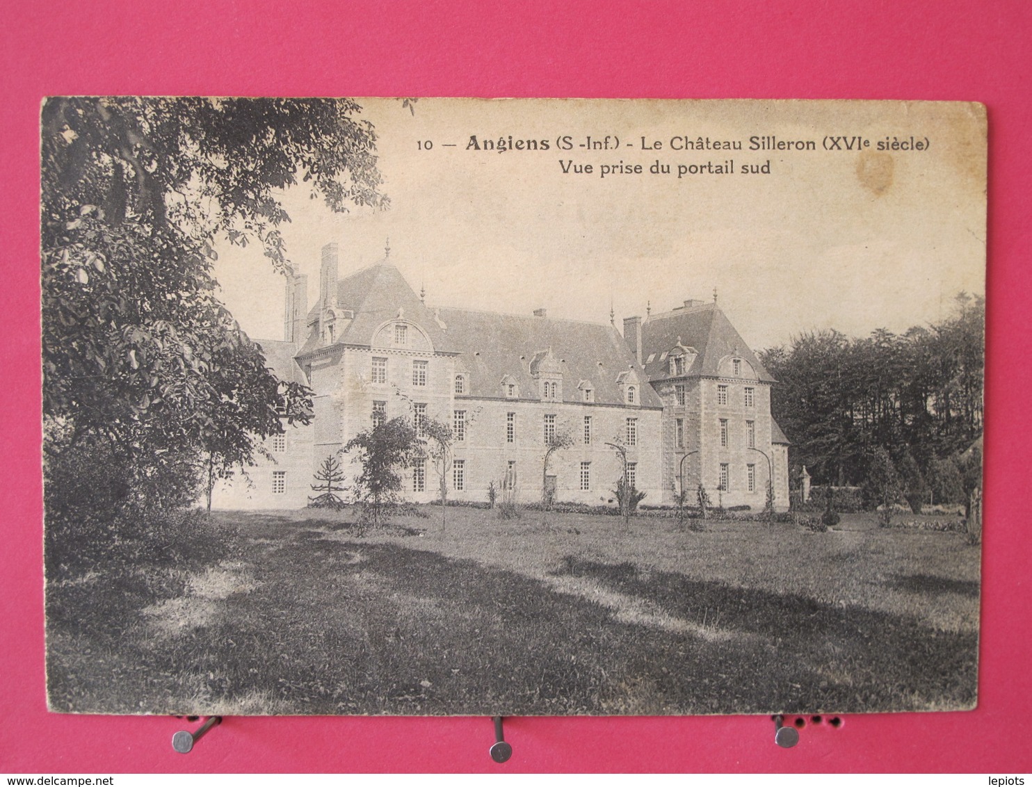 Visuel Très Peu Courant - 76 - Angiens - Le Château Silleron - Vue Prise Du Portail Sud - Scans Recto-verso - Autres & Non Classés