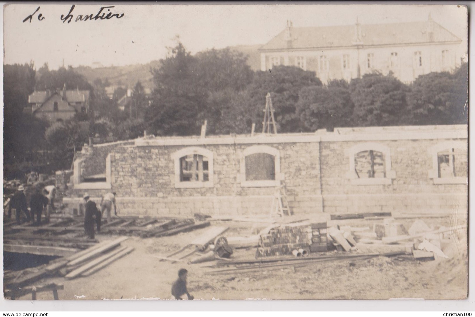 CARTE PHOTO ECRITE DE LONS LE SAUNIER EN 1922 PAR L'ARTISAN : CONSTRUCTION D'UN BATIMENT - MACONS - CHANTIER - 2 SCANS - - Lons Le Saunier