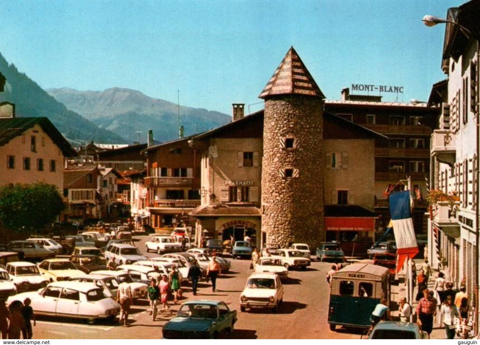 CPM - MEGEVE - Centre De La Station - Voitures CITROËN DS Et Autres - PKW