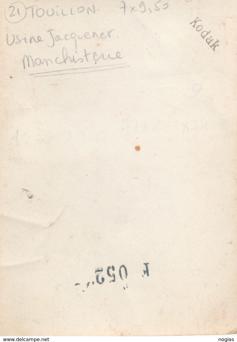 COMMUNE DE TOUILLON  (COTE D'OR)- VERITABLE PHOTO DE L'USINE DE MANCHISTERIE JACQUENER -OUVRIERS AU TRAVAIL - 2 SCANNS - - Mestieri