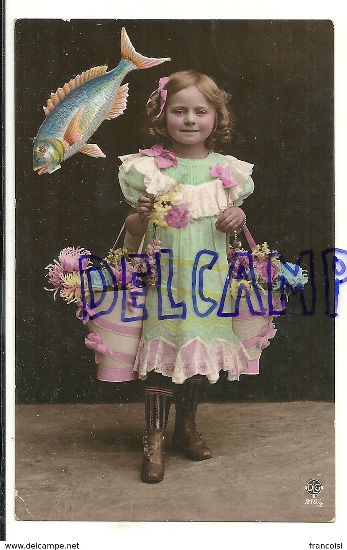 Photographie Et Collage. Petite Fille, Poisson Collé, Paniers De Fleurs. 1907 - 1er Avril - Poisson D'avril