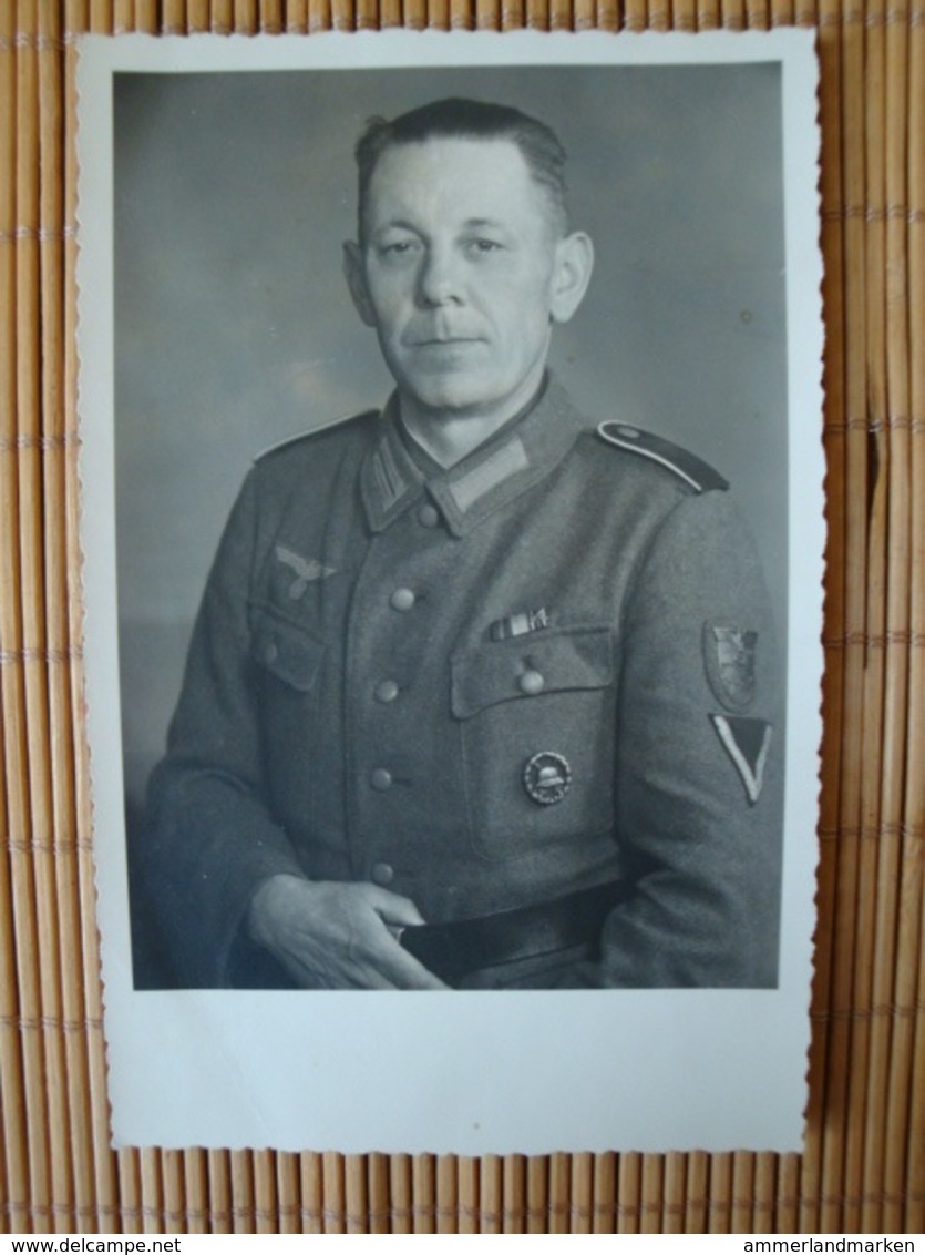 Fotokarte, Portrait Mit Orden, Krimschild, Verwundetenabziechen, Bandspange - Guerre 1939-45