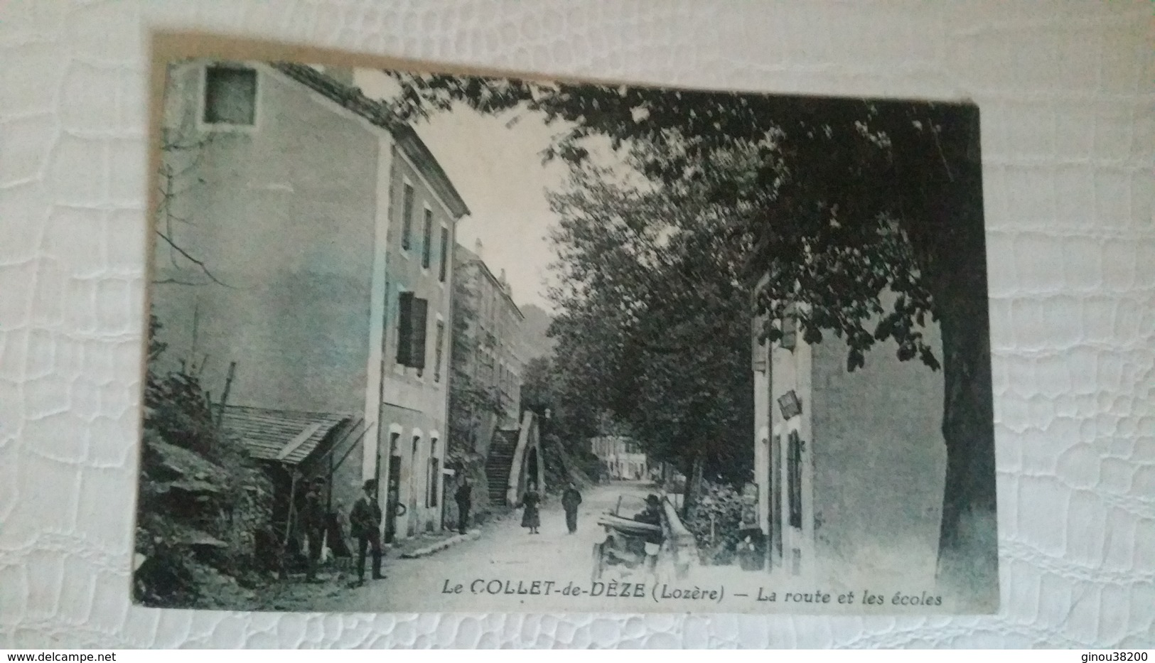 B4/ LE COLLET-DE-DEZE- La Route Et Les écoles - Autres & Non Classés