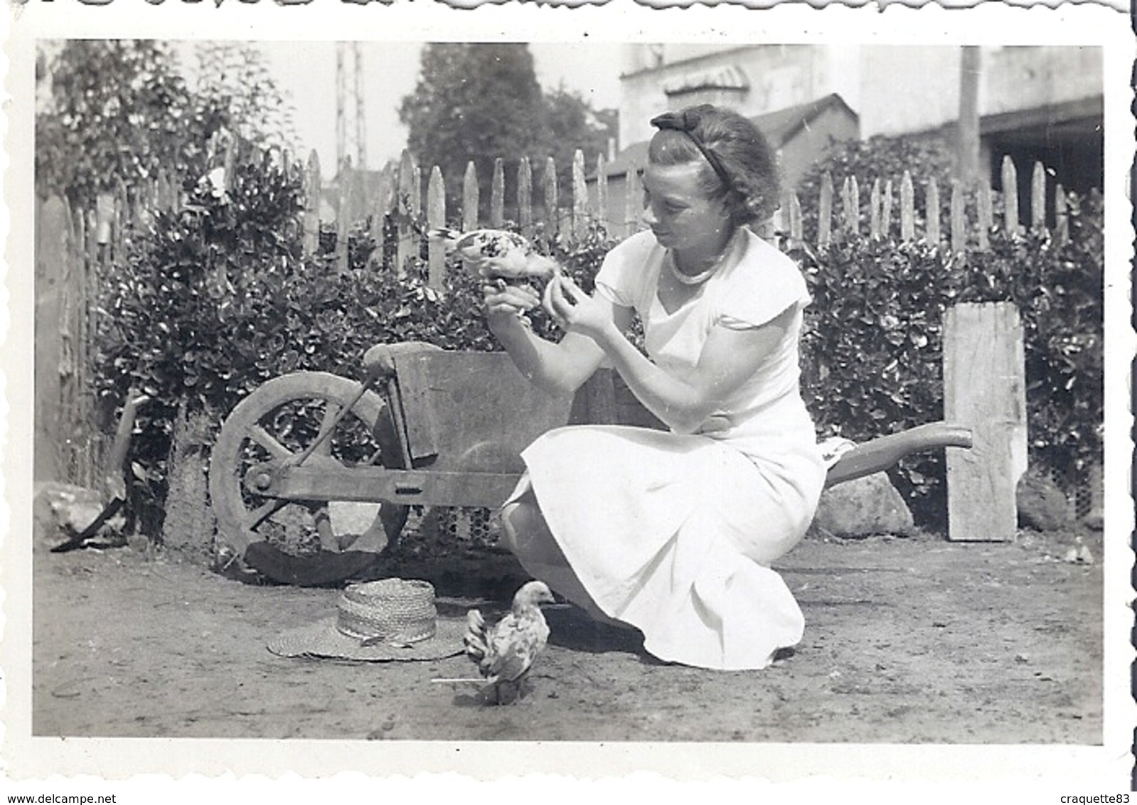 MONTMORILLON    JUIN 1938  FEMME ACCROUPIE DONNE A MANGER AUX PIGEONS POSES SUR SA MAIN - Personnes Anonymes