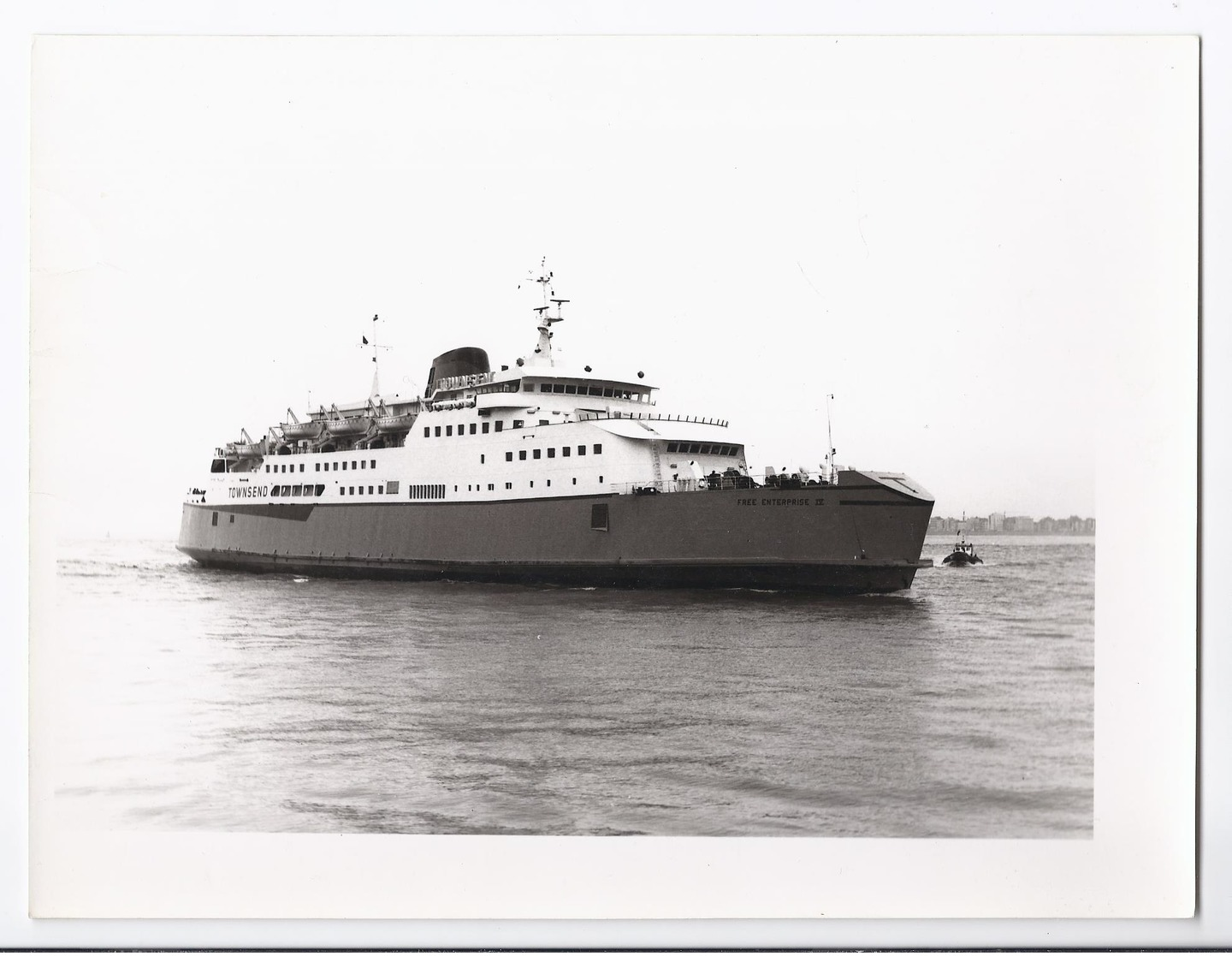 ORIGINELE FOTO TOWNSEND THORESEN SCHIP BATEAU BOAT ACHTERGROND ZICHT OP ZEEBRUGGE - Lieux