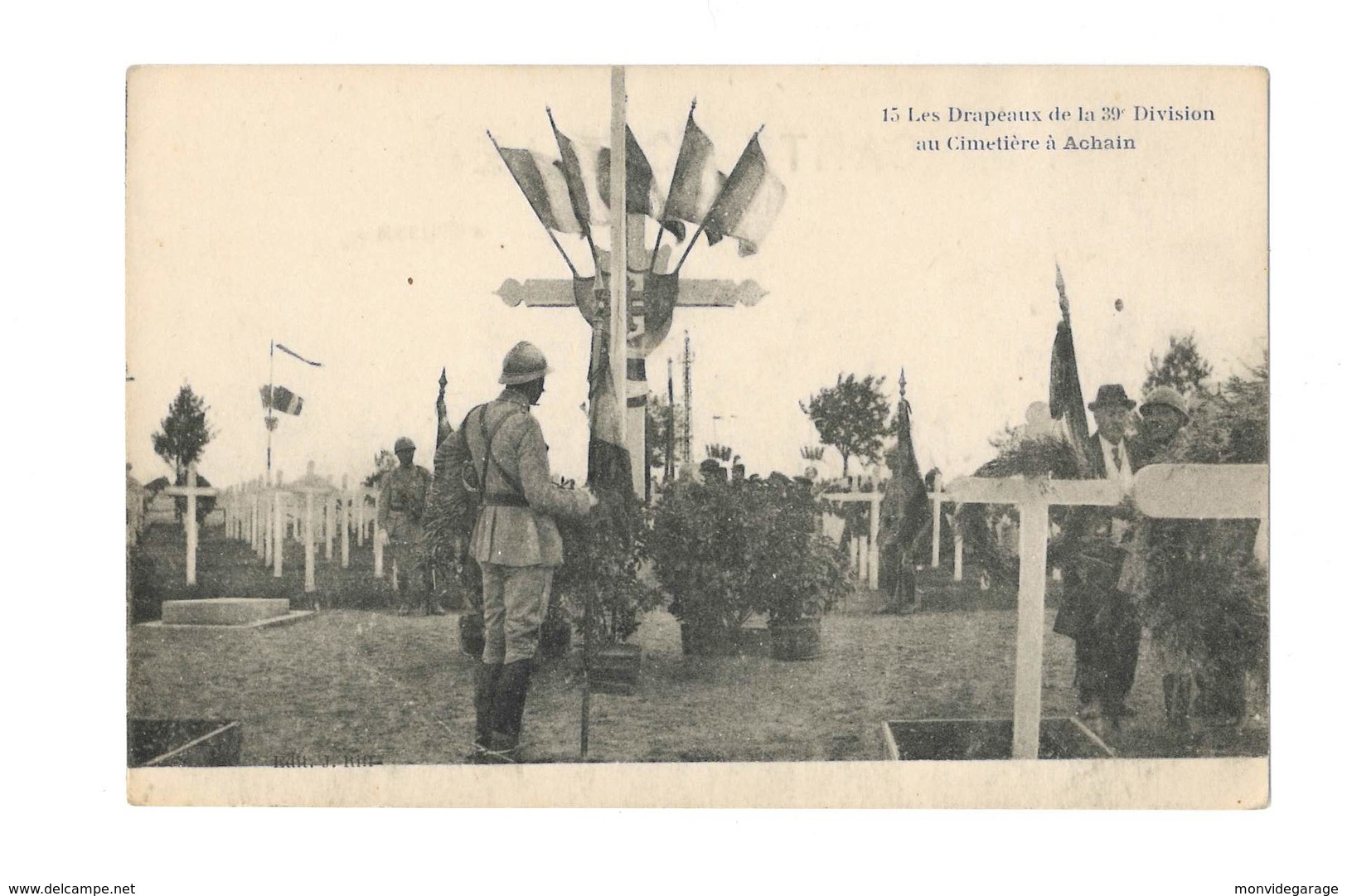 Les Drapeaux De La 39e Division Au Cimetière à Achain - 49 - Cimiteri Militari