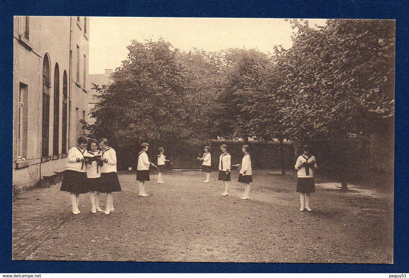 Habay-la-Neuve. Pensionnat Des Religieuses De La Doctrine Chrétienne. Cour Des Tilleuls - Habay