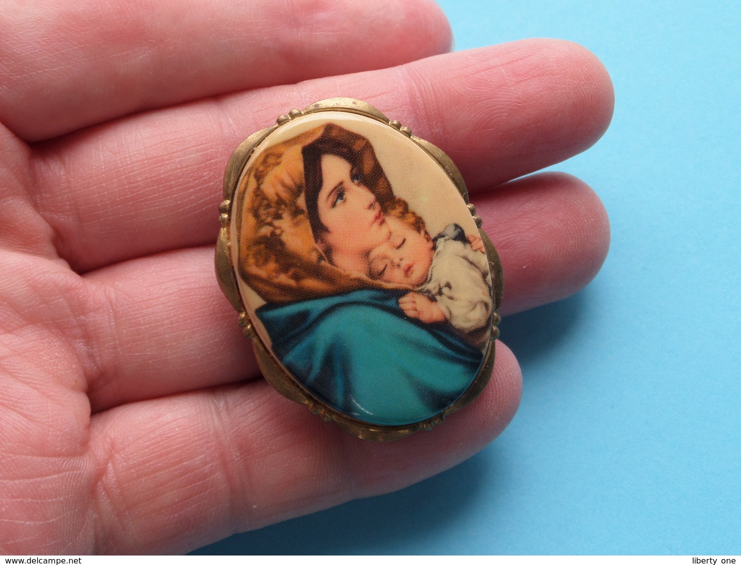 BROCHE ( Medaillon / Foulard ) BROOCH : Porcelaine LIMOGES France ( Voir Photo Svp / Mother & Child ) +/- 32 X 42 Mm.! - Limoges (FRA)