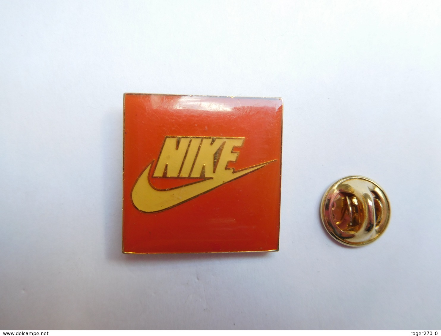 Beau Pin's , Marque Nike , Grand Modéle , 24X24 Mm - Marques