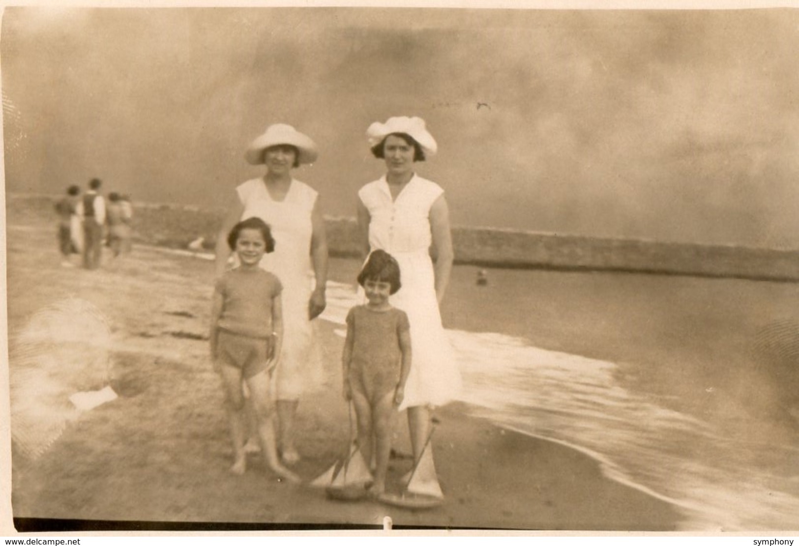 Photo. CPA. Femmes Et Enfants Au Bord De La Plage. 85.  Croix De Vie.  1931. Scan Du Verso. - Saint Gilles Croix De Vie