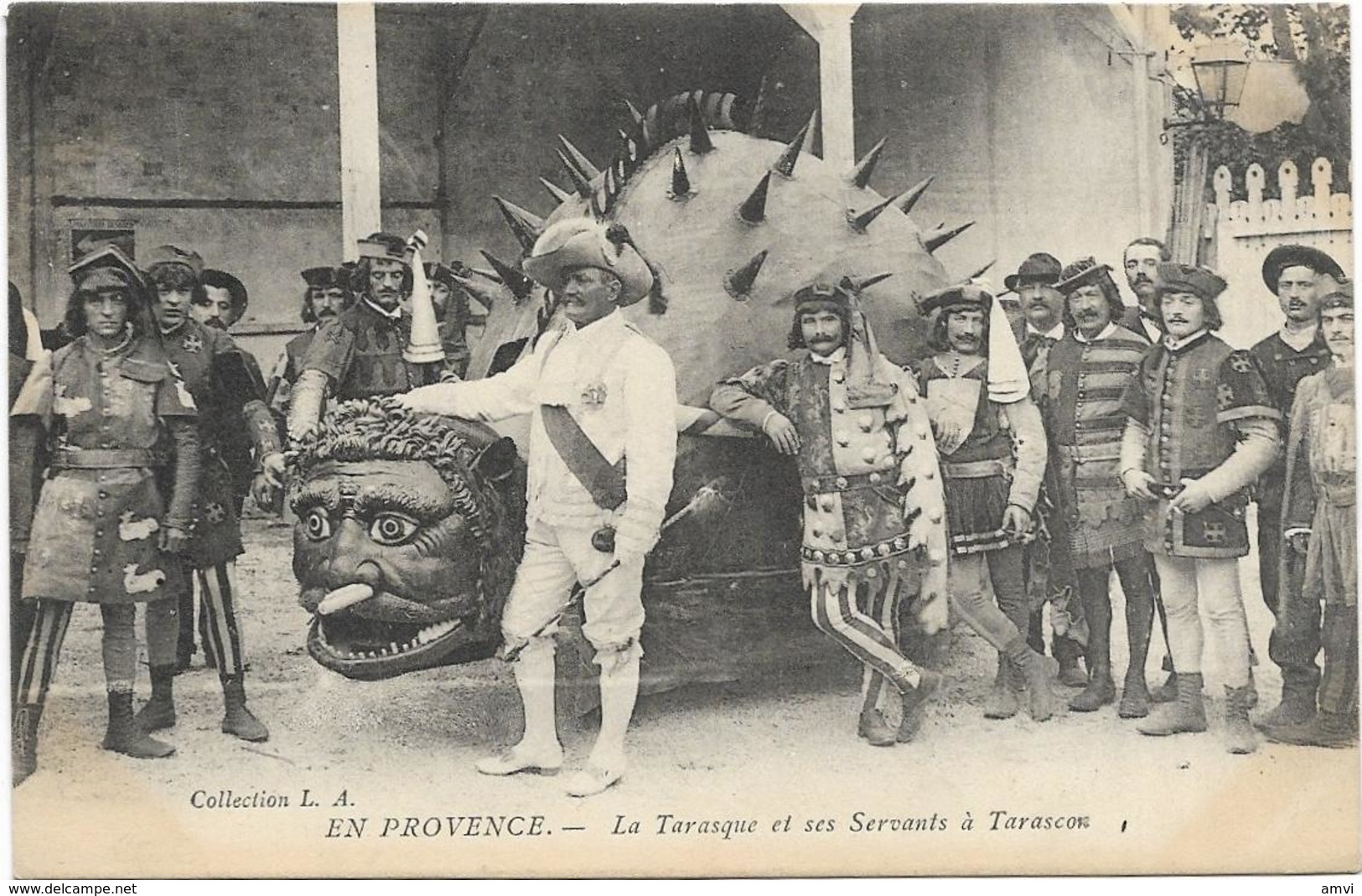 205-3812 -   En Provence, Tarascon, La Tarasque Et Ses Servants - Tarascon