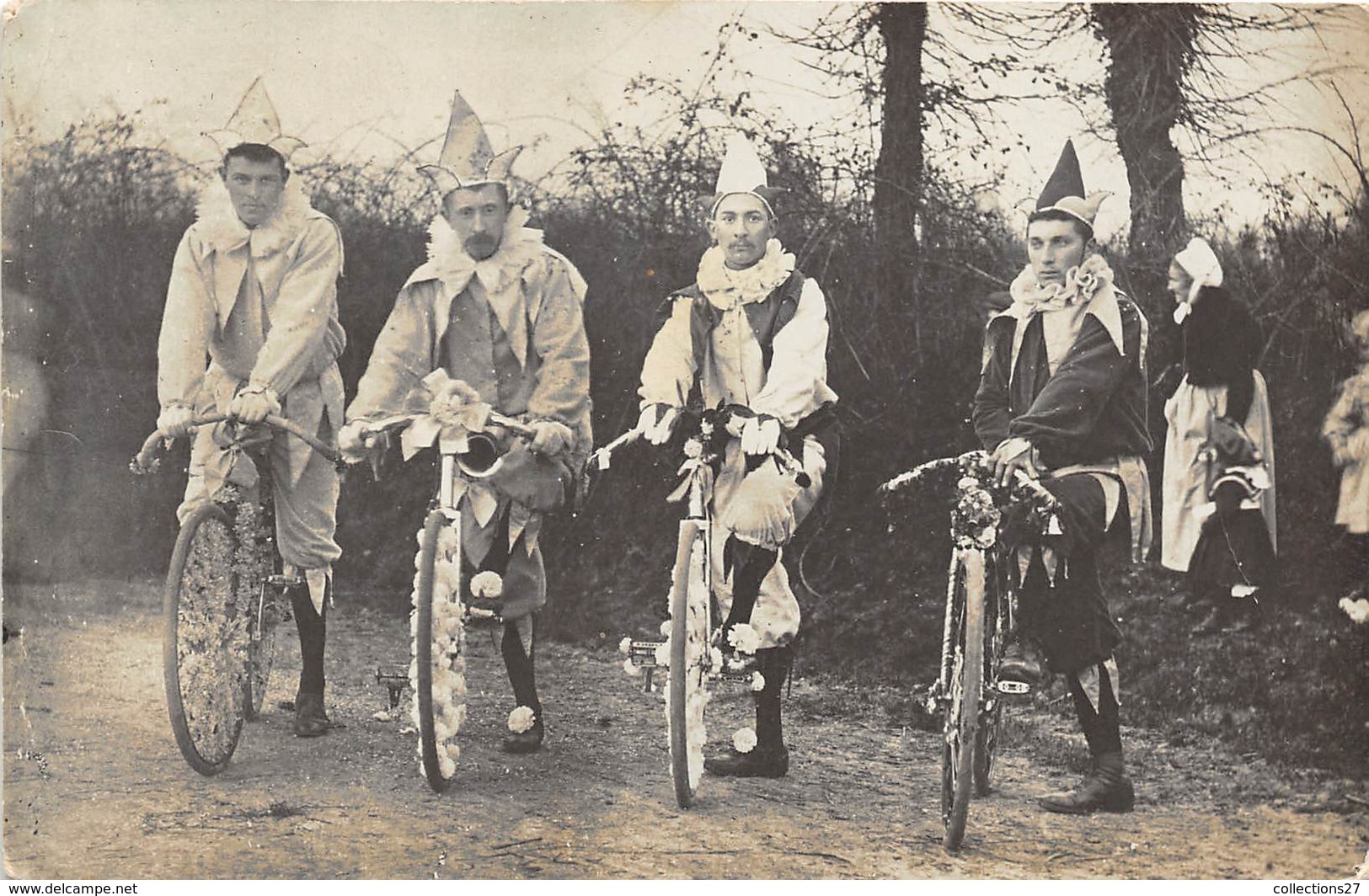 CARTE-PHOTO- A SITUER- GROUPE DE PERSONNE A VELOS - Carnaval