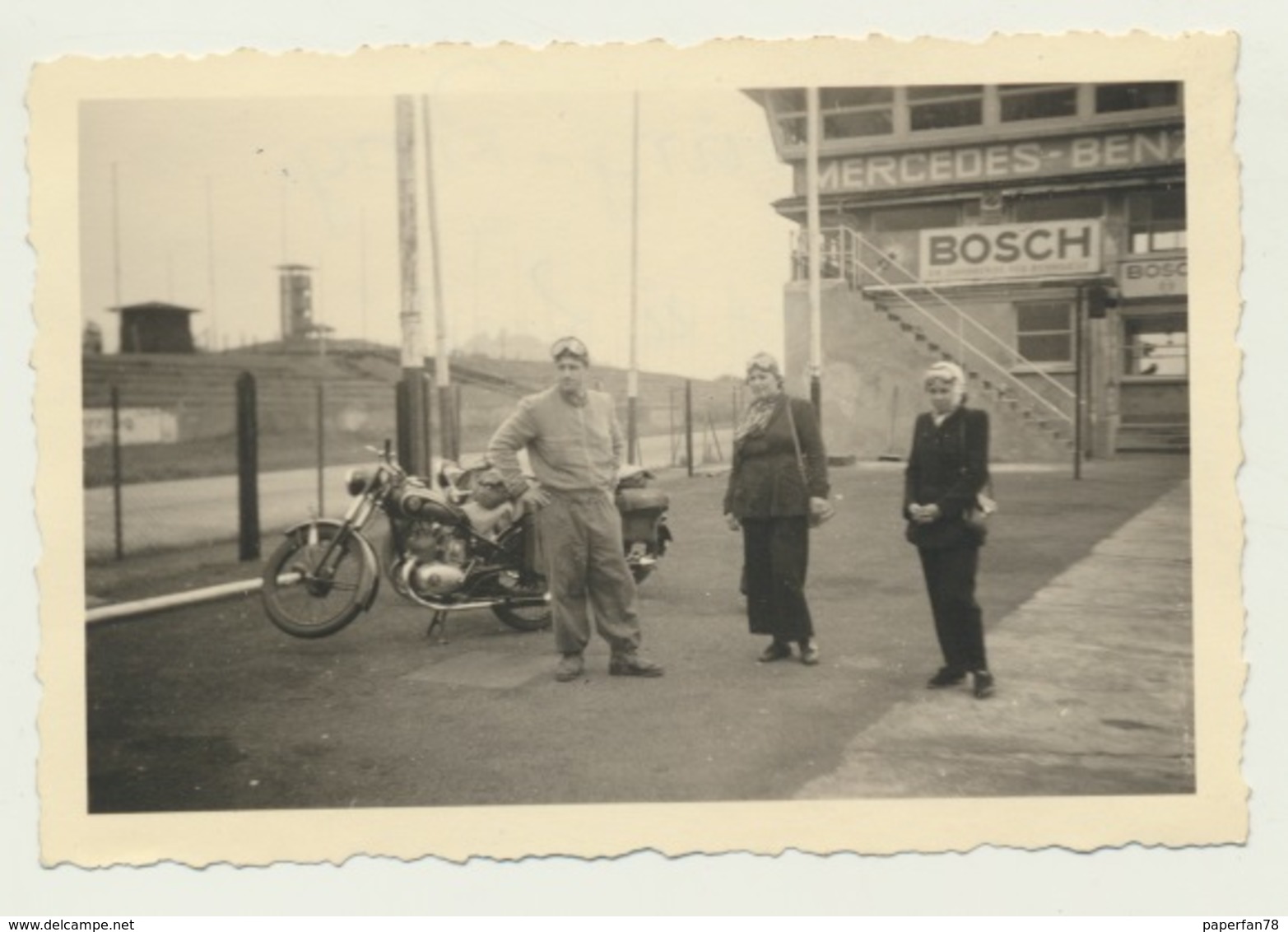 Kleines Privat Foto Motorrad Bike Nürburgring Start Und Ziel 1951 - Motorräder