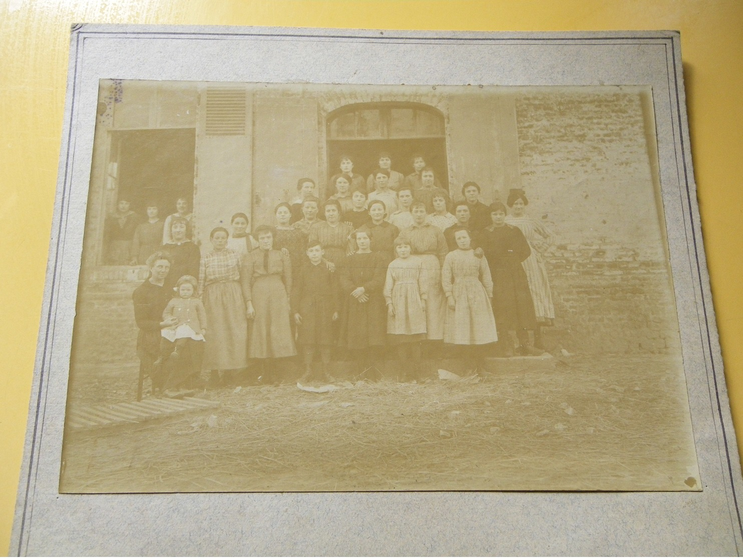 1 Photo De Mme CHERON En Compagnie Du Personel PAILLEUSES.NEUVILLE COPPEGUEULE.SOMME.annees 1900 - Métiers