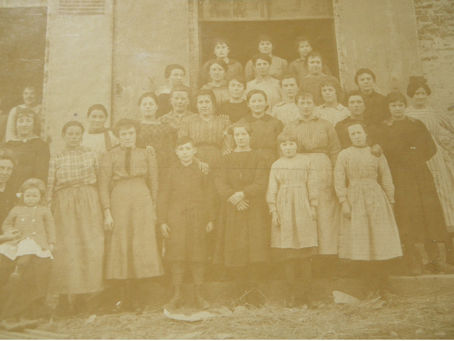 1 Photo De Mme CHERON En Compagnie Du Personel PAILLEUSES.NEUVILLE COPPEGUEULE.SOMME.annees 1900 - Métiers