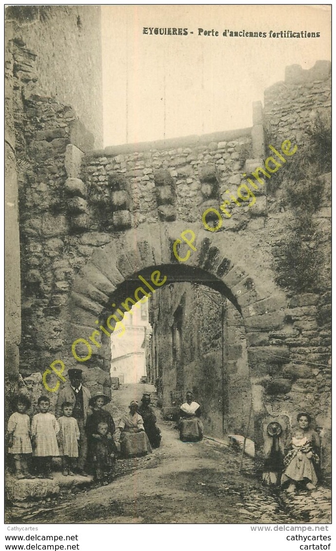 13. EYGUIERES .  Porte D'anciennes Fortifications .  CPA Animée . - Eyguieres