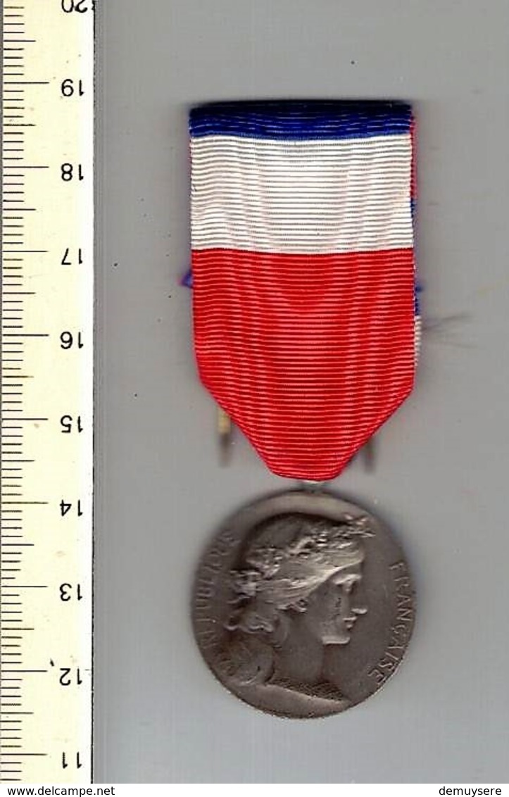 M R 007- MÉDAILLE - REPUBLIQUE FRANCAISE MINISTERE DE LA GUERRE 1977 - France