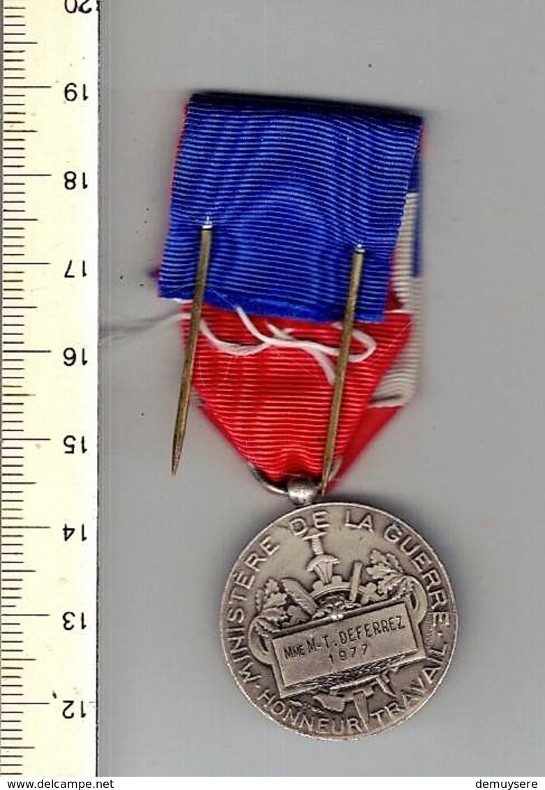 M R 007- MÉDAILLE - REPUBLIQUE FRANCAISE MINISTERE DE LA GUERRE 1977 - France