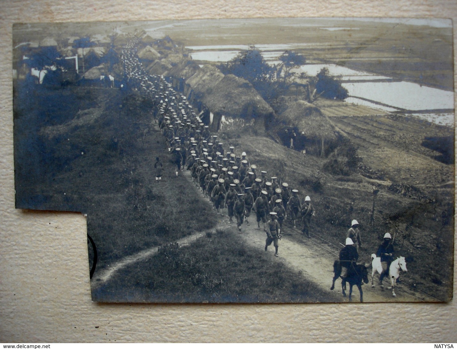 Carte Photo Timbre Découpé 2 Eme Régiment De Tirailleurs Tonkinois En Marche à Sept Pagodes Vietnam TONKIN 1902 - Andere Kriege