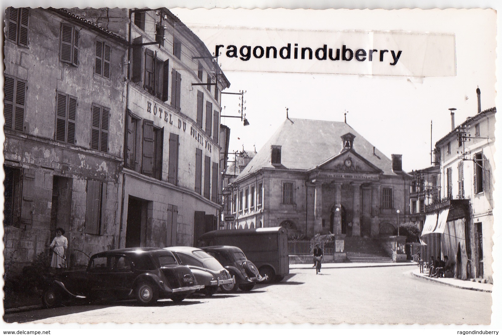 CPSM - 16 - CHATEAUNEUF-sur-CHARENTE - Place De L' Hôtel  De Ville HOTEL Du SOLEIL D'OR  Voit TRACTION 203 - CARTE RARE - Chateauneuf Sur Charente