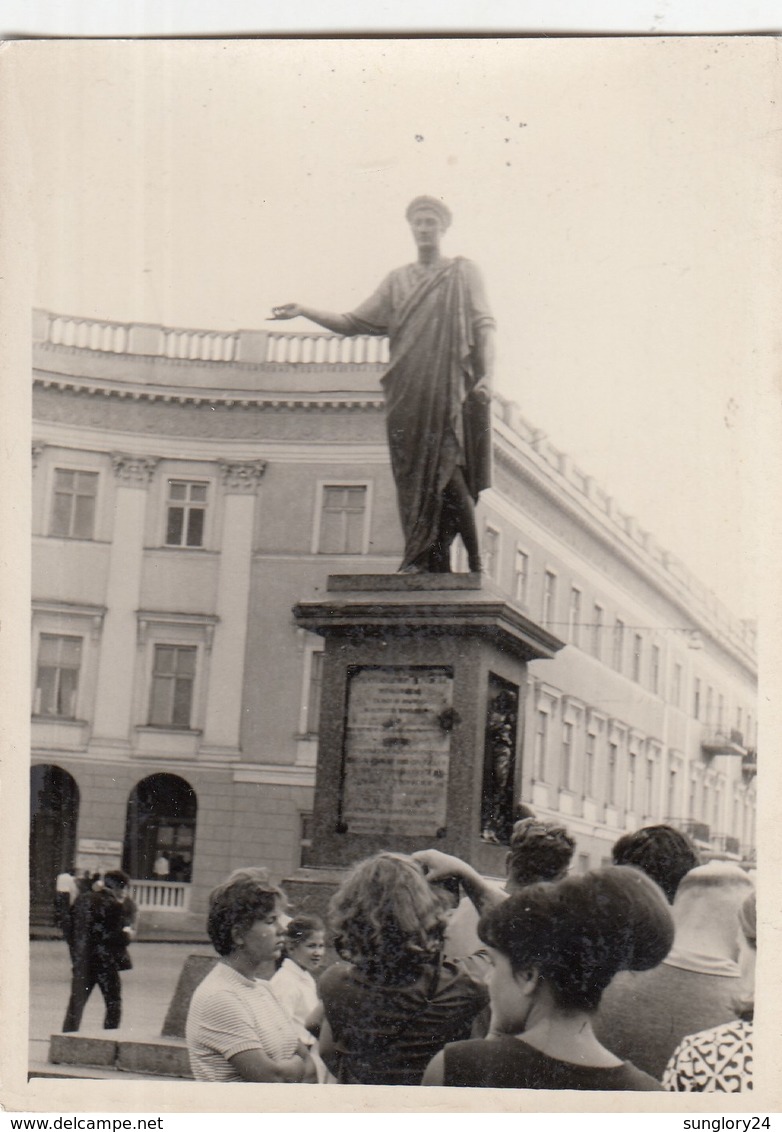 UKRAINE. #1243 A PHOTO. ODESSA. Monument To Duc De Richelieu. TOURISTS.   *** - Proyectores De Cine