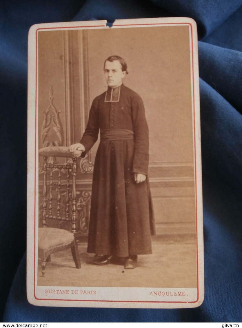 Photo CDV  Gustave à Angoulême  Religieux  Jeune Prêtre En Pied (Pascaud)  CA 1870-75 - L436 - Anciennes (Av. 1900)