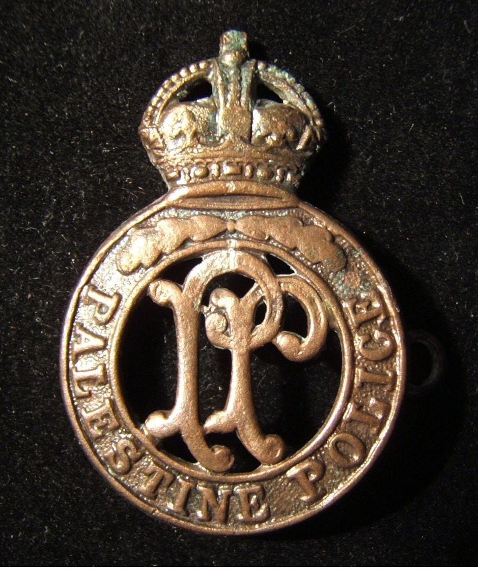 Mandatory Palestine Police Force Copper Hat Badge With 2-pronged Back By Dowler - Autres & Non Classés