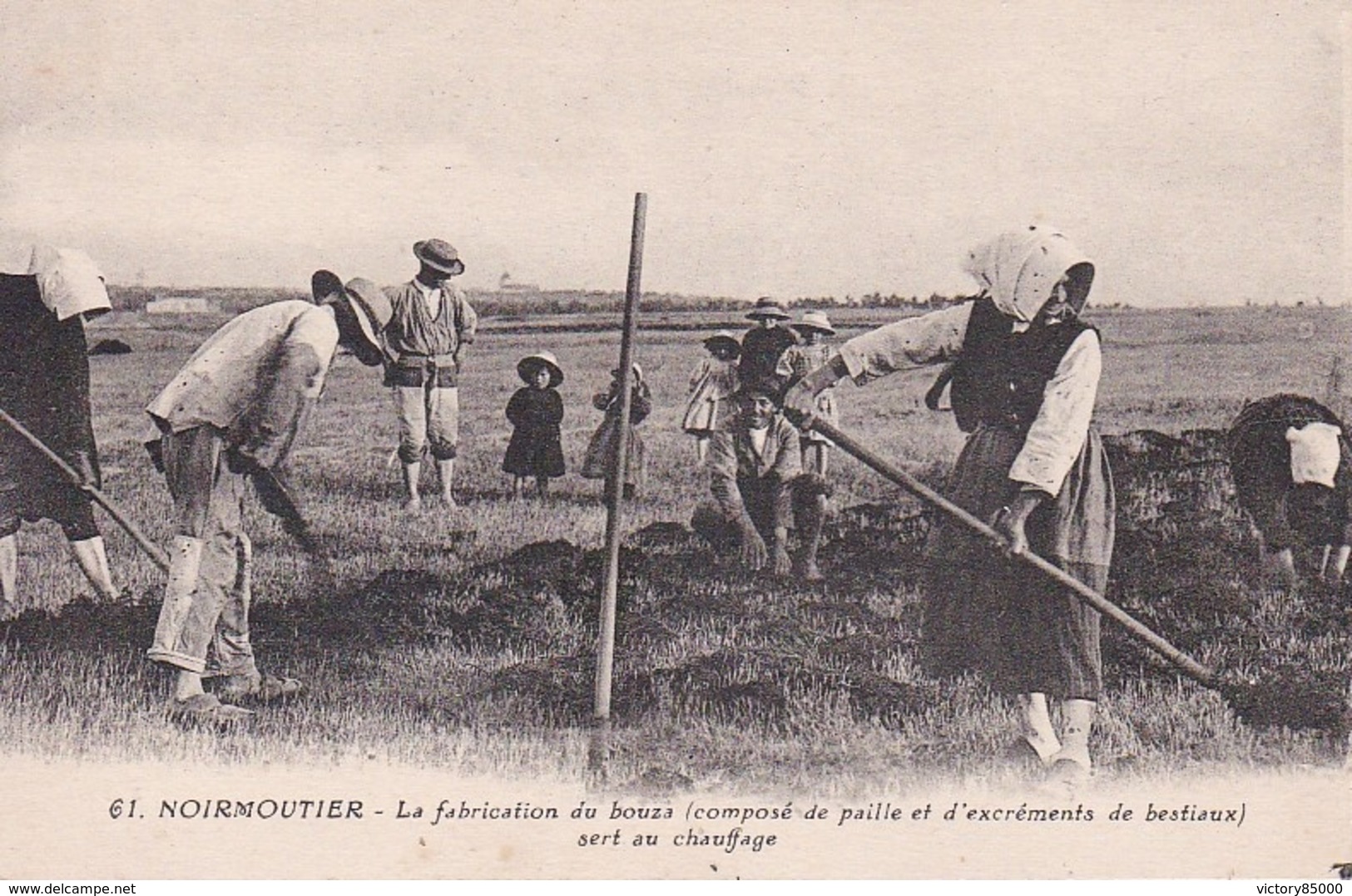 CPA. NOIRMOUTIER LA FABRICATION DU BOUZA COMPOSE DE PAILLE ET EXCREMENTS DE BESTIAUX SERT AU CHAUFFAGE. - Noirmoutier