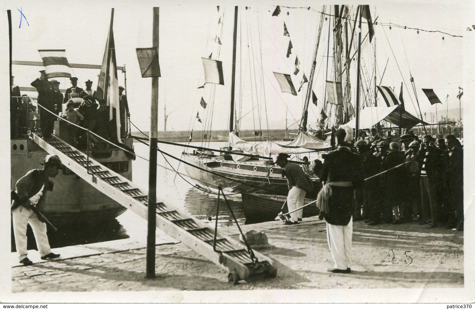 Carte PHoto à Identifier Bateau Le G???NIT Avec Marins Au Bachi Soldat En Arme Foule Sur Le Quai Du Port - A Identificar