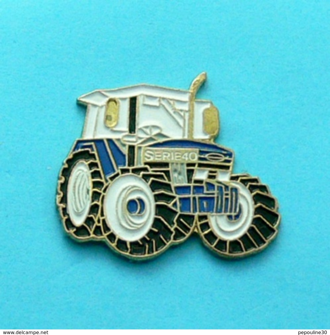 1 PIN'S //  ** MATERIEL AGRICOLE / TRACTEUR FORD SERIE 40 ** . (FRAISSE) - Ford