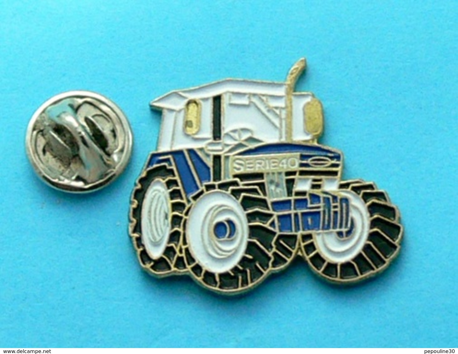 1 PIN'S //  ** MATERIEL AGRICOLE / TRACTEUR FORD SERIE 40 ** . (FRAISSE)