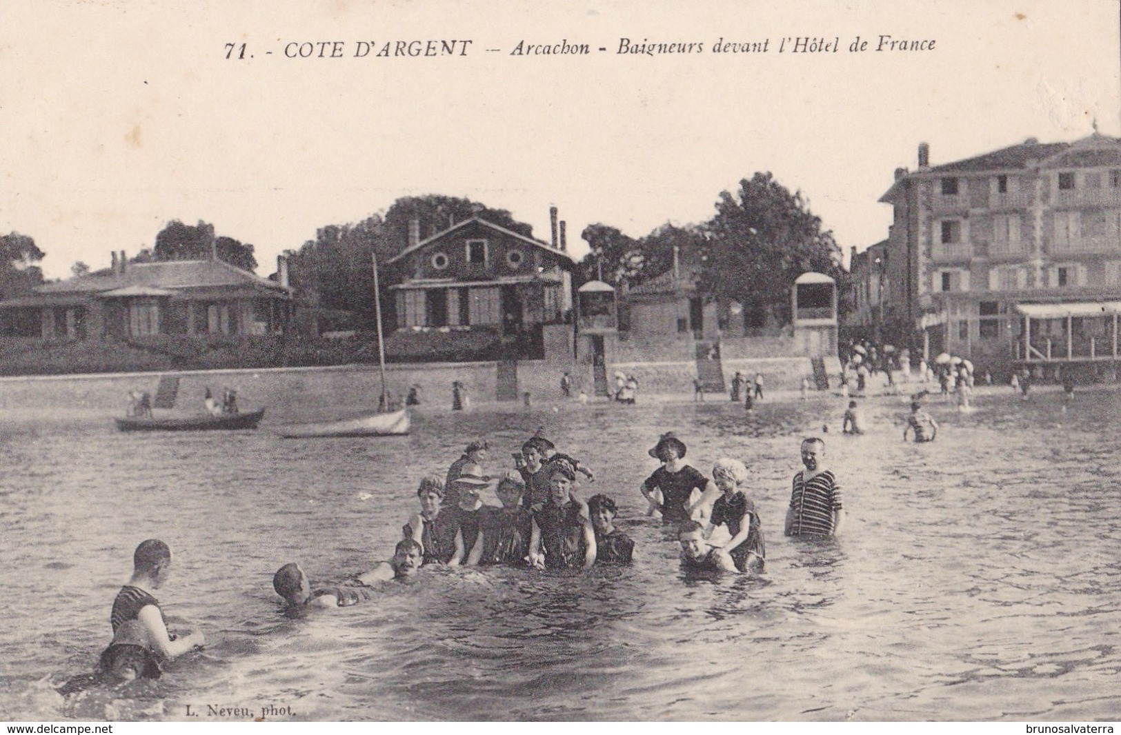 ARCACHON - Baigneurs Devant L'Hôtel De France - Arcachon