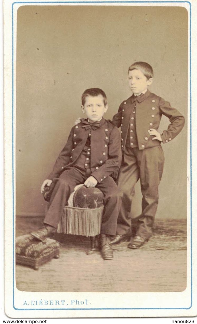 PHOTO CDV SECOND EMPIRE PORTRAIT PHOTOGRAPHE AMERICAINE LIEBERT PARIS ENFANT CHILDREN REPOSE PIED FAUTEUIL MILITARIA - Anciennes (Av. 1900)