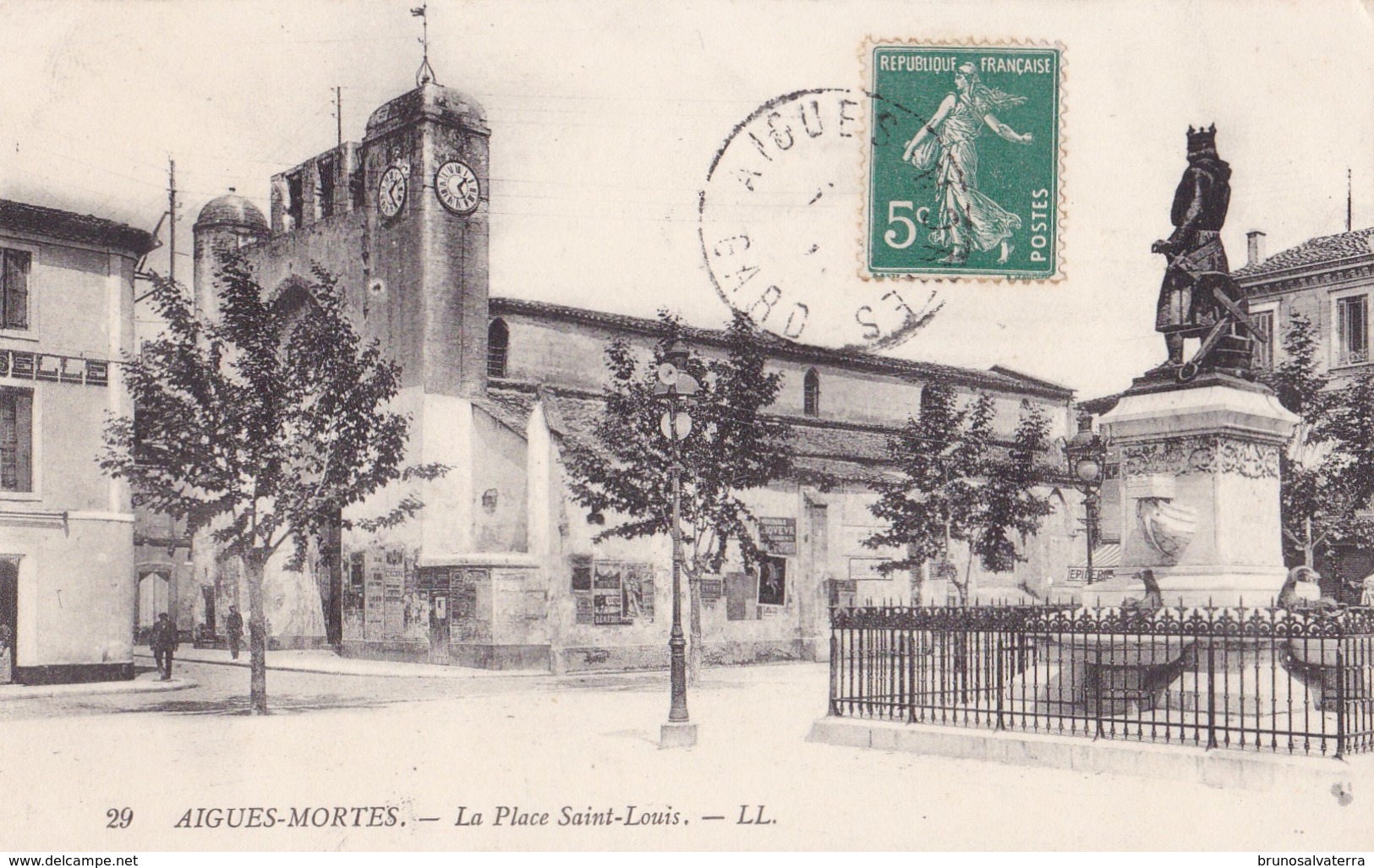 AIGUES-MORTES - La Place Saint-Louis - Aigues-Mortes