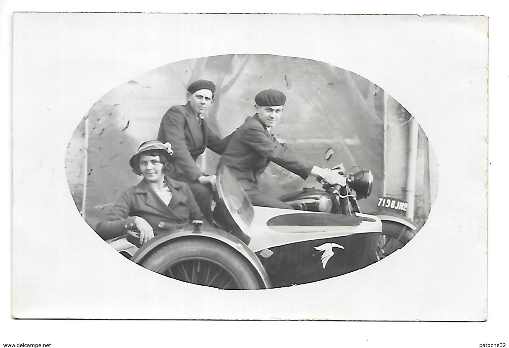 Carte-photo...Moto Side-Car .. A L'embleme De L'escadrille Des Cigognes...(escadrille N° 3 Cachy )...animée... - Motos