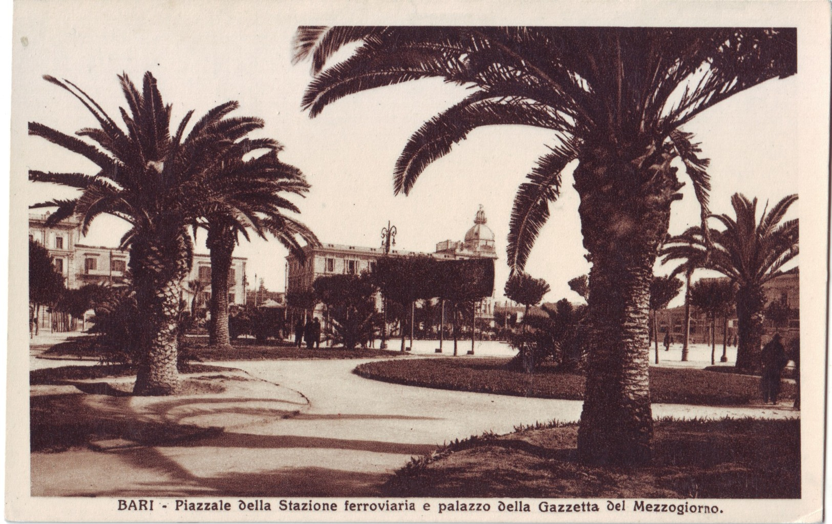 BARI-PIAZZALE STAZIONE E PALAZ. GAZZETTA- NON VIAGG. ANNI '30 - Bari