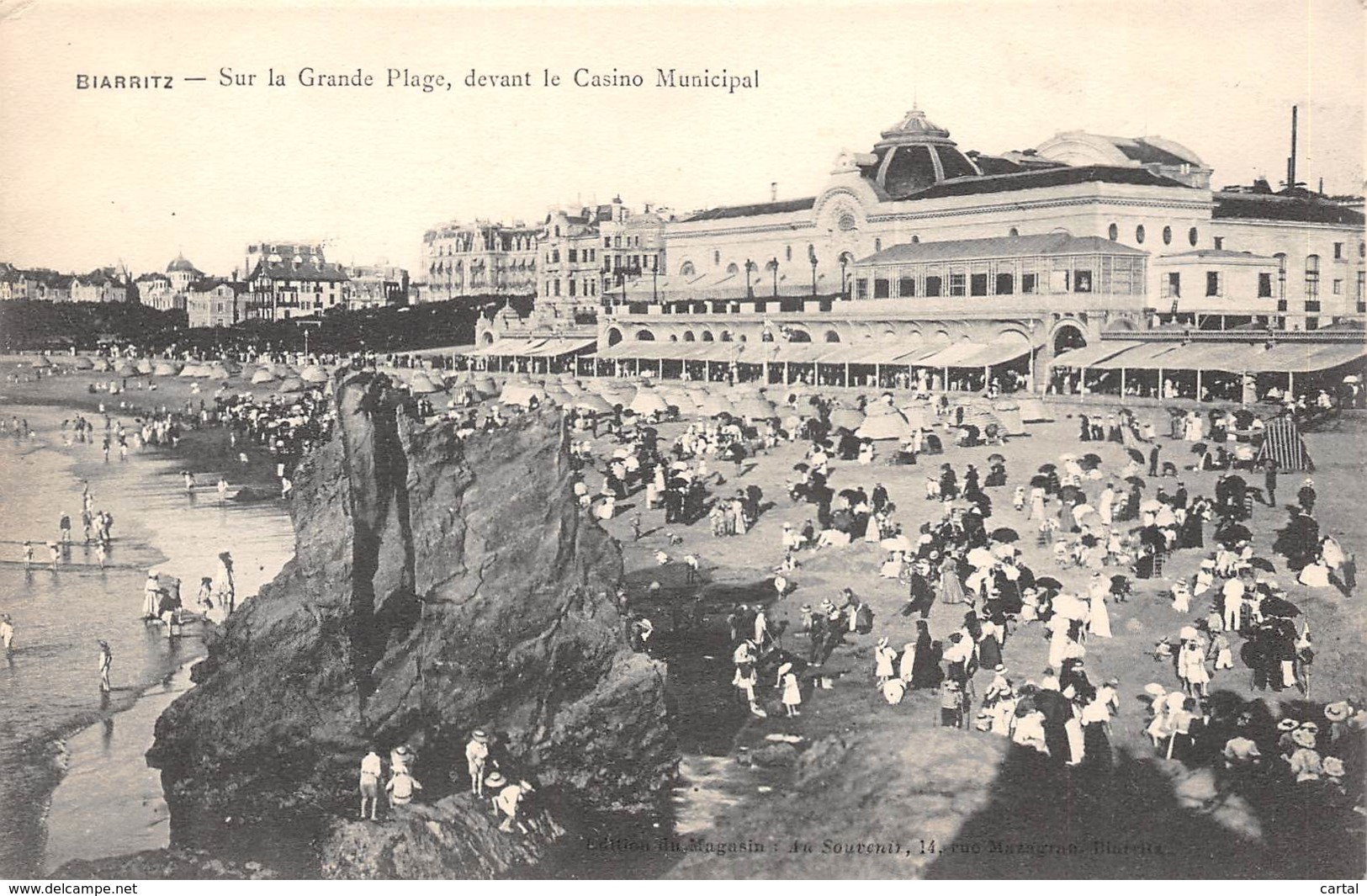 64 - BIARRITZ - Sur La Grande Plage, Devant Le Casino Municipal - Biarritz