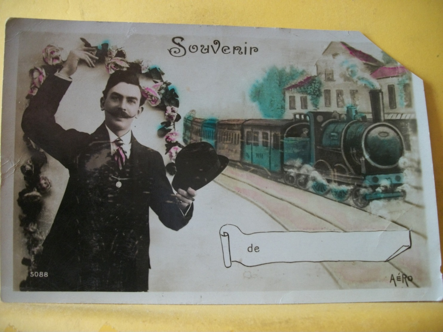 L13 228 CPA - SOUVENIR DE. HOMME AVEC TRAIN EN GARE EN FOND DE PAYSAGE. - Hommes