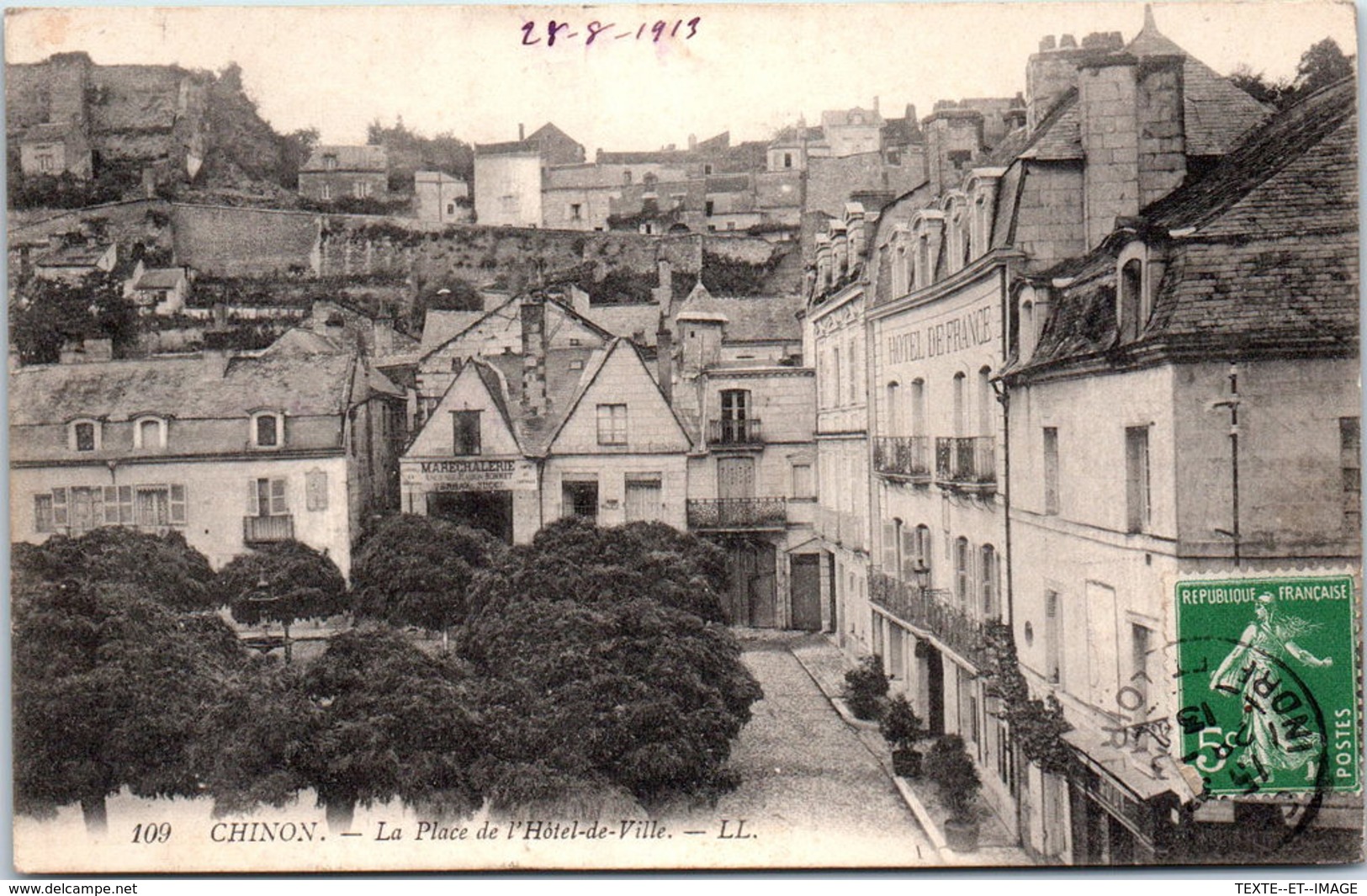 37 CHINON - La Place De L'hôtel De Ville - Chinon