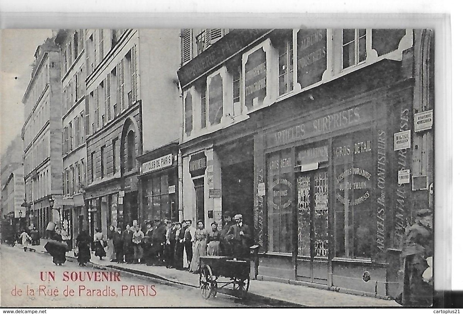 PARIS 75010   GROS PLAN MAGASIN ARTICLES SURPRISES UN SOUVENIR  CARTES POSTALES RUE DE PARADIS  PERSONNAGES  PUB DOS - District 10