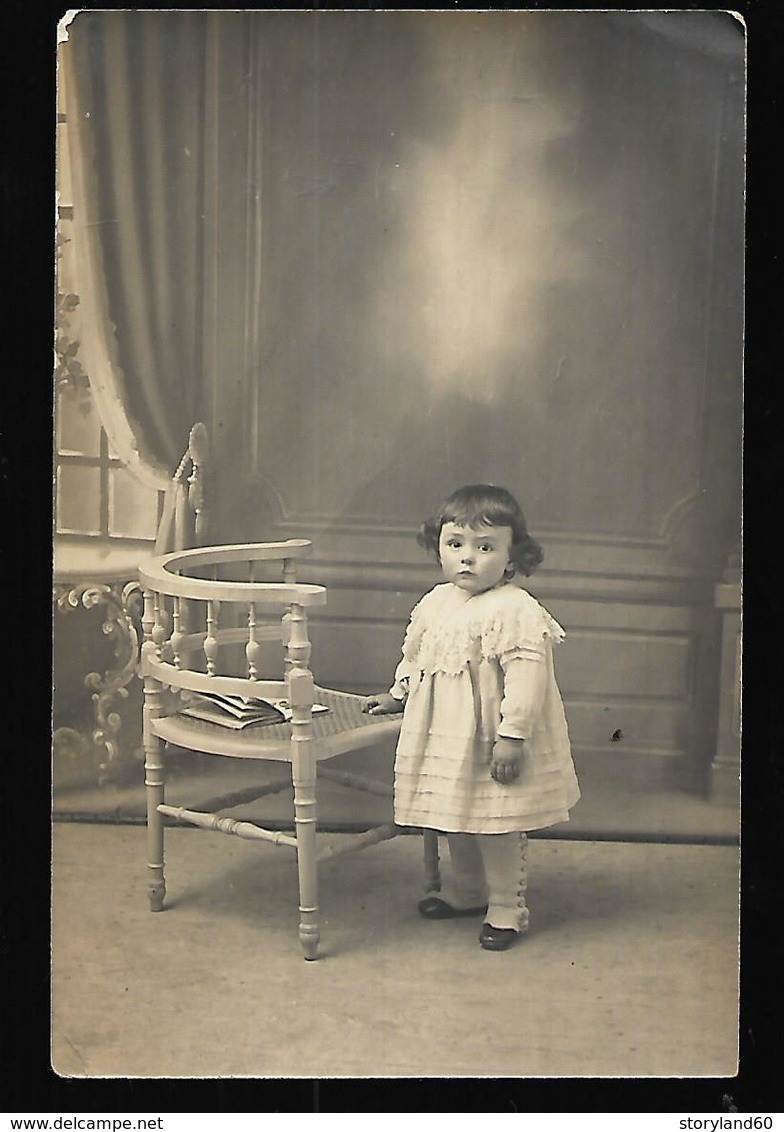 Cpa St004461 Illustre Inconnue Enfant Pose Studio Tampon De Camp De Prisonniers Au Dos , Lager - War 1914-18