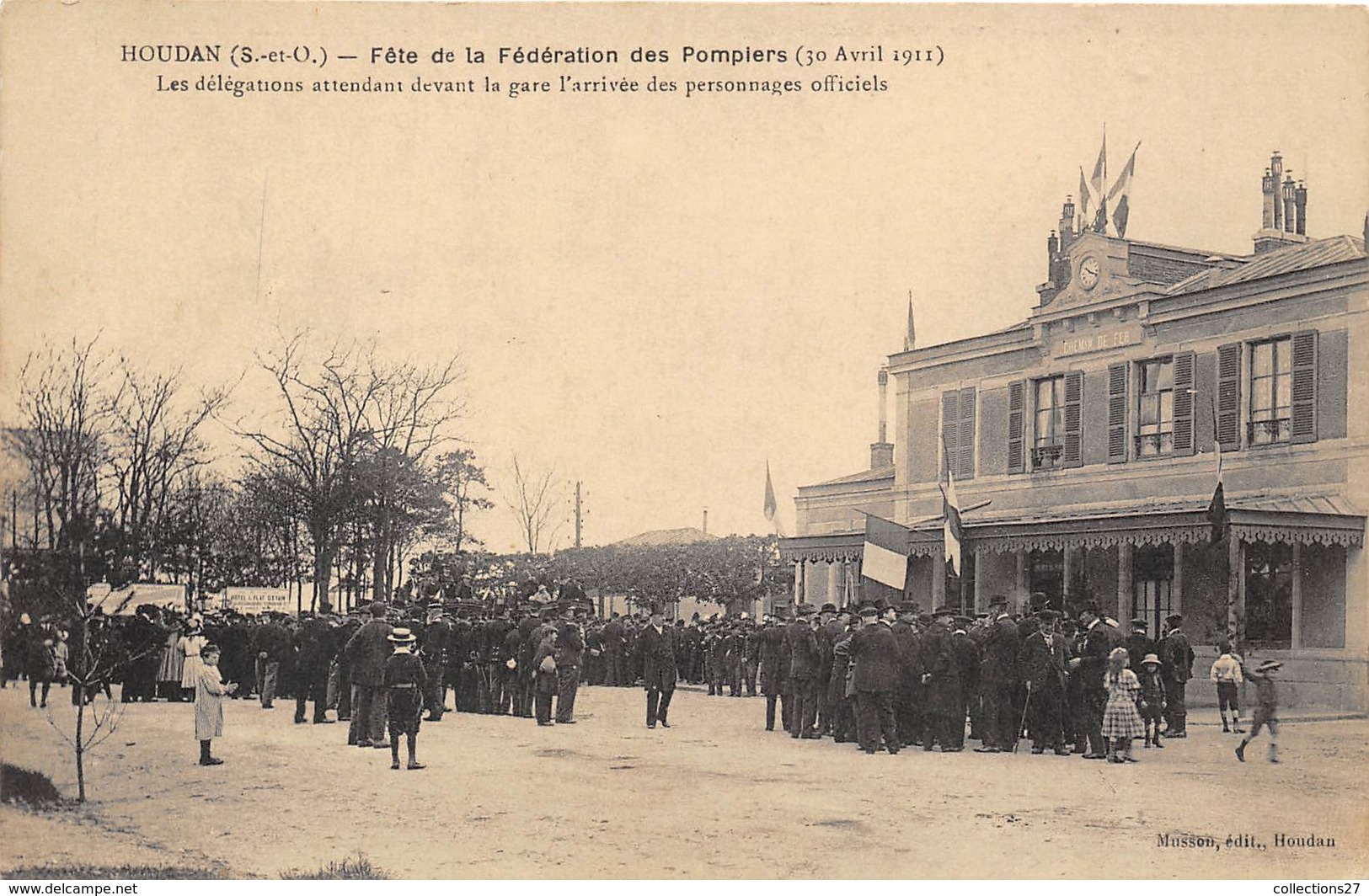 78-HOUDAN- FÊTE DE LA FEDERATION DES POMPIERS 30 AVRIL 1911 LA DELEGATIONS ATTENDANT DEVANT LA GARE .... - Houdan