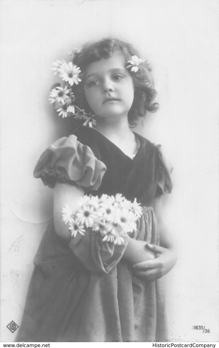 BEAUTIFUL YOUNG GIRL HOLDING FLOWERS-ORNATE DRESS-FLOWERS IN CURLY HAIR-1909 PHOTO POSTCARD 39752 - Autres & Non Classés